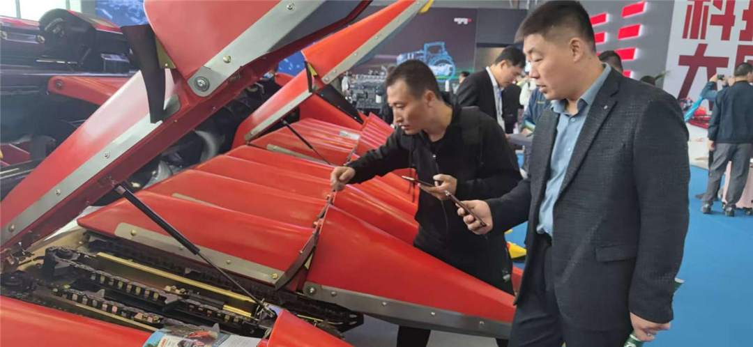 CIAME 2024: первые китайские 14-рядные и 16-рядные кукурузные головки для зерноуборочных комбайнов. CIAME 2024: Первые китайские 14-рядные и 16-рядные кукурузные головки для зерноуборочных комбайнов.