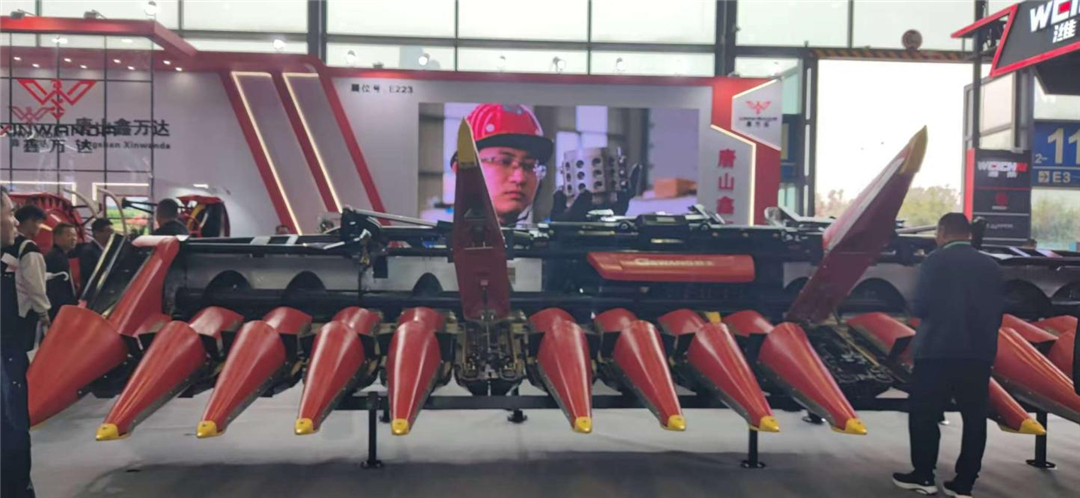 CIAME 2024: первые китайские 14-рядные и 16-рядные кукурузные головки для зерноуборочных комбайнов. CIAME 2024: Первые китайские 14-рядные и 16-рядные кукурузные головки для зерноуборочных комбайнов.