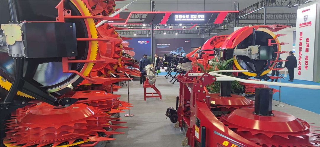 CIAME 2024: первые китайские 14-рядные и 16-рядные кукурузные головки для зерноуборочных комбайнов. CIAME 2024: Первые китайские 14-рядные и 16-рядные кукурузные головки для зерноуборочных комбайнов.