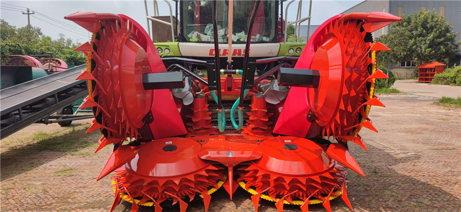 Представляем вашему вниманию роторную кукурузоуборочную жатку XWD-460PLUS, установленную на кормоуборочном комбайне Claas jaguar 950 Пример применения роторной кукурузоуборочной жатки XWD-460PLUS, установленной на кормоуборочном комбайне Claas jaguar 950