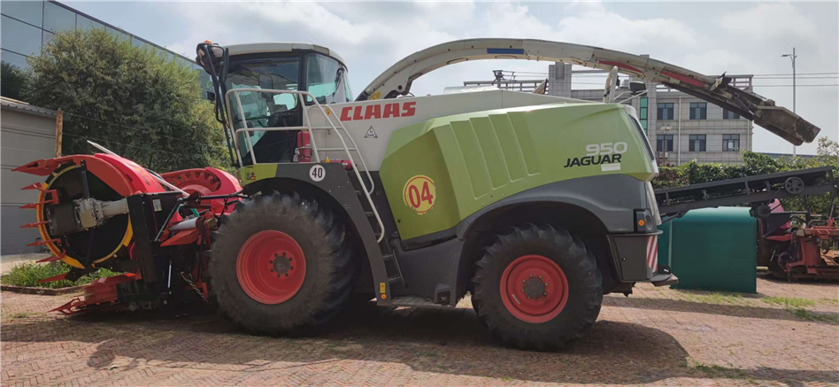 Пример использования роторной кукурузоуборочной жатки XWD-460PLUS, установленной на кормоуборочном комбайне Claas jaguar 950 Пример использования роторной кукурузоуборочной жатки XWD-460PLUS, установленной на кормоуборочном комбайне Claas jaguar 950