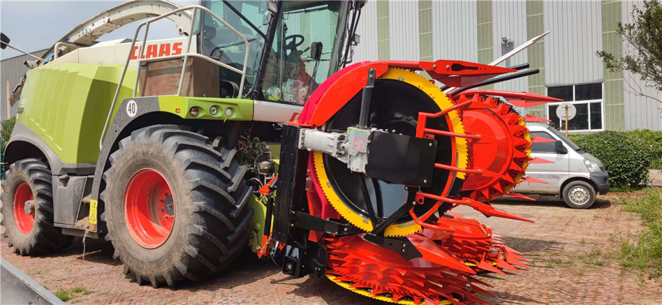 Пример применения роторной кукурузоуборочной жатки XWD-460PLUS, установленной на кормоуборочном комбайне Claas jaguar 950 Пример применения роторной кукурузоуборочной жатки XWD-460PLUS, установленной на кормоуборочном комбайне Claas jaguar 950