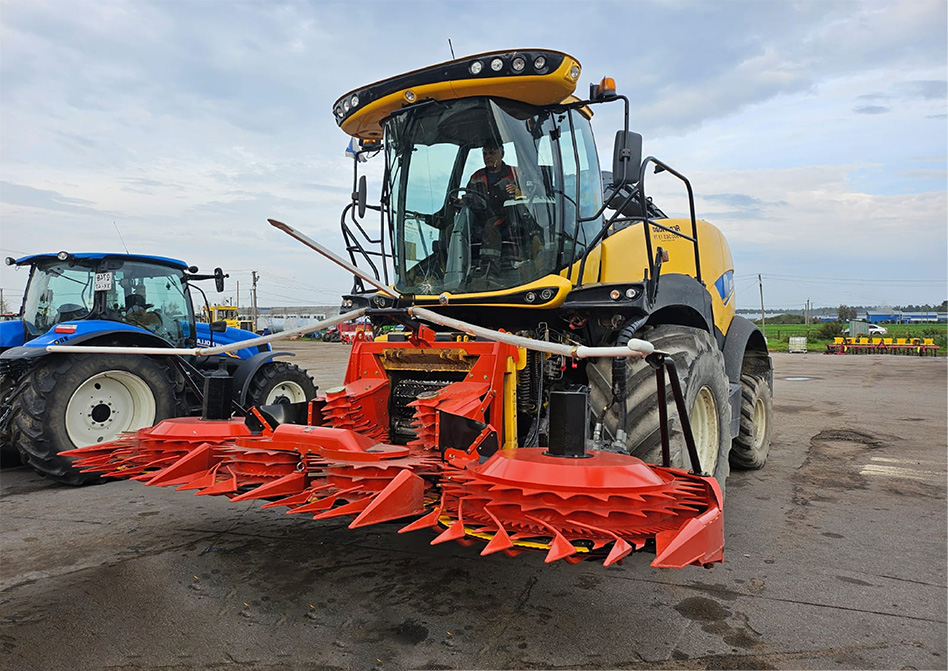 Корпус роторной кукурузоуборочной жатки Xinwanda XWD-445PLUS, установленной на кормоуборочном комбайне NEW HOLLAND Корпус роторной кукурузоуборочной жатки Xinwanda XWD-445PLUS, установленной на кормоуборочном комбайне NEW HOLLAND