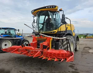 Пример присоединения жатки XWD-445plus компании Xinwanda к кормоуборочному комбайну NEW HOLLAND Пример присоединения жатки XWD-445plus компании Xinwanda к кормоуборочному комбайну NEW HOLLAND